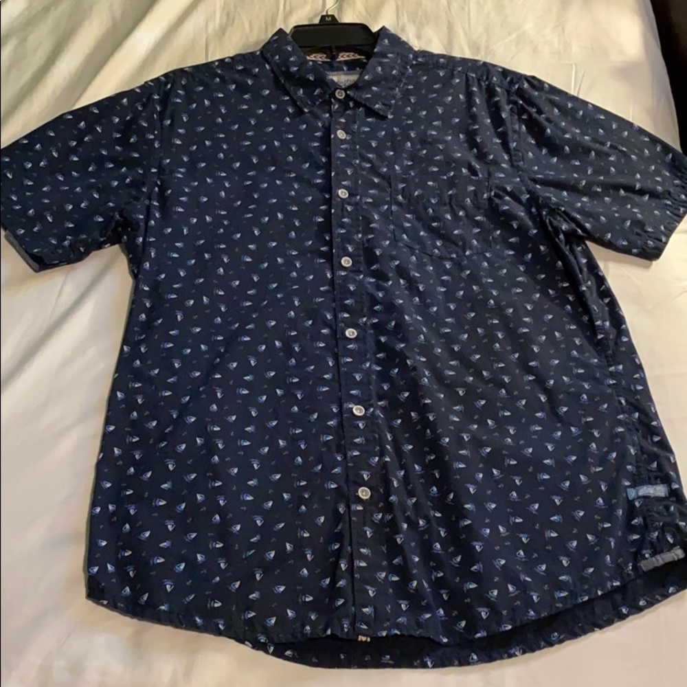 Huntington 1984 Navy Sailboat print shirt.